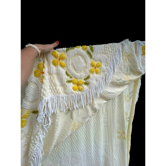 Vtg Chenille Yellow Daisy Flower Bedspread Fringe Edge 97” X 116” Full Sized - Picture 5 of 8